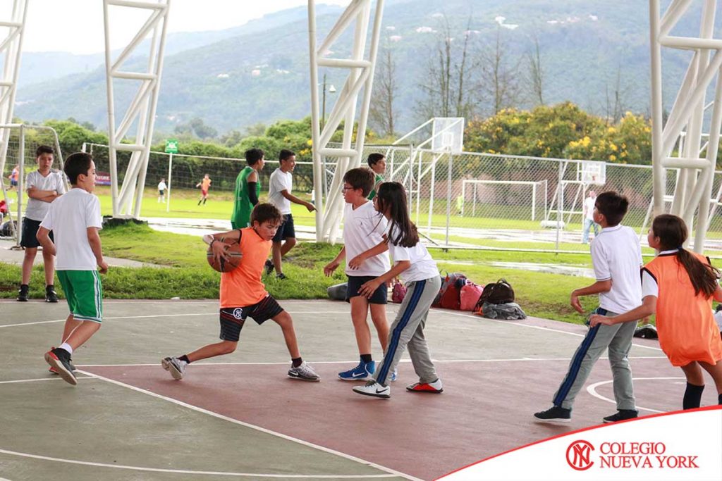 niños jugando basketball del Colegio Nueva York