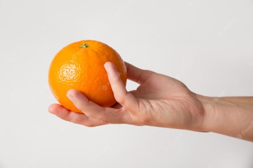 persona dando naranja
